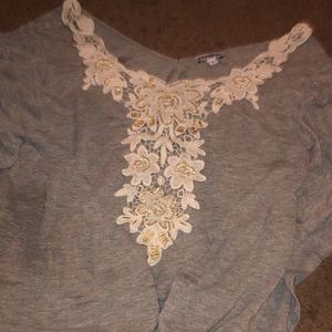 Low cut cropped t-shirt